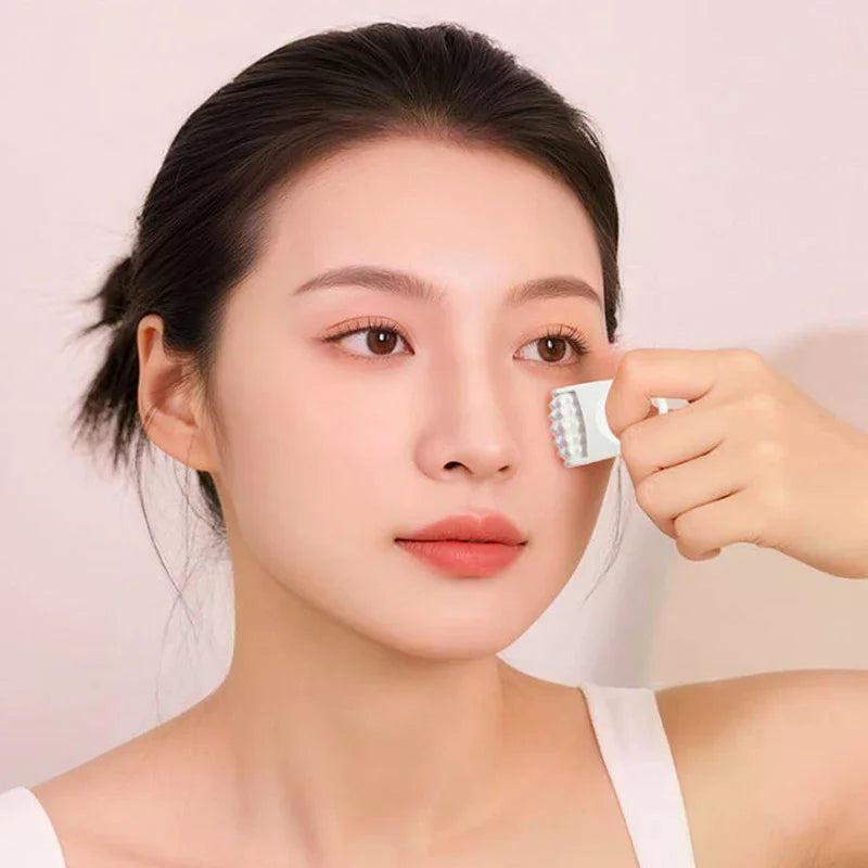 08 / MINIMALIST WHITE SILICONE FACIAL ROLLER